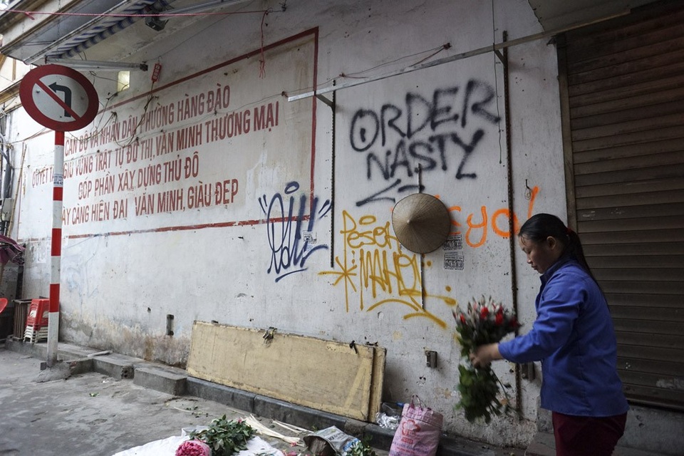 Phố cổ Hà Nội bị bôi bẩn khắp nơi bởi hình vẽ graffiti - 1
Trong khu phố cổ Hà Nội, hầu như cứ có mảng tường nào còn trống là lập tức bị phun sơn dòng chữ hay vẽ tranh. Trong ảnh là mảng tường ở phố Gia Ngư bị vẽ bẩn.