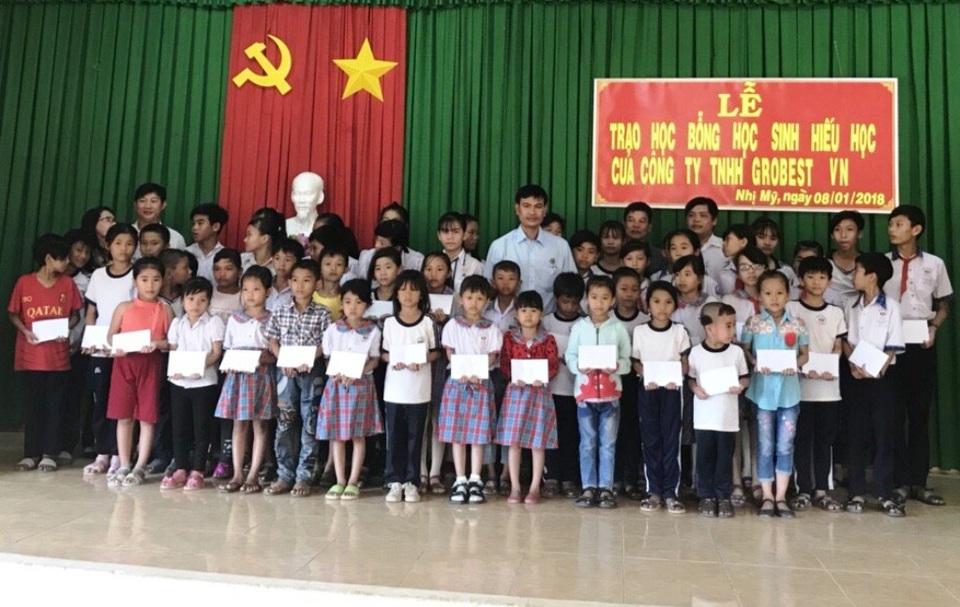 Grobest Việt Nam trao 100 suất học bổng đến học sinh nghèo Đồng Tháp - 2 Ngày 8/01, ông Phùng Văn Công - Giám đốc phụ trách tỉnh Đồng Tháp công ty Grobest Việt Nam cùng báo Dân trí trao 50 suất học bổng cho các em học sinh trường tiểu học Nhị Mỹ 1, trường tiểu học Nhị Mỹ 2 và trường THCS Nhị Mỹ
