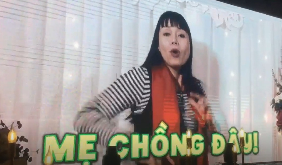 Clip bố mẹ hát rap cực vui trong đám cưới của con gây sốt - 2 Mẹ chú rể Nhật Anh bắn rap khá đỉnh trong đám cưới con trai