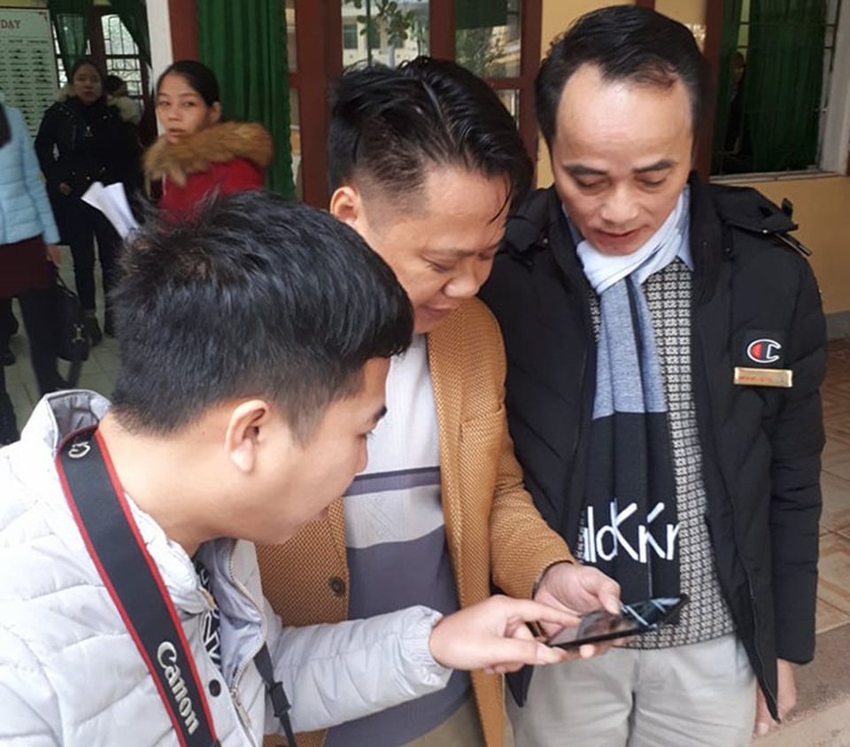 Thầy giáo dùng gậy selfie kẹp smartphone chấm 30 bài thi/phút - 2 Phần mềm chấm thi trắc nghiệm trên smartphone được thầy Thỏa chia sẻ với tất cả giáo viên trong trường.