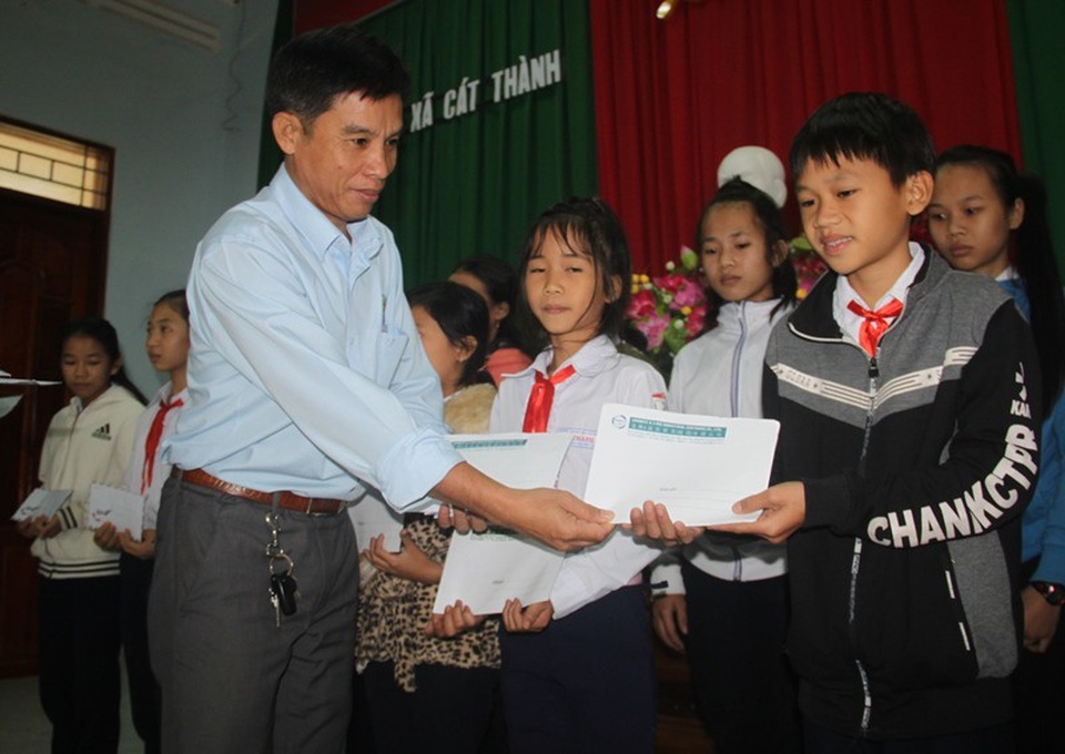 Grobest Việt Nam thắp sáng ước mơ học sinh nghèo miền đất võ - 1 260 suất học bổng do Công ty Grobest Việt Nam trao tặng cho học sinh nghèo vượt khó trên địa bàn tỉnh Bình Định.