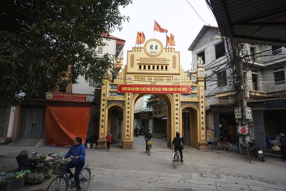 Thông điệp đặc biệt trên những cổng làng ngoại thành Hà Nội - 1
Cổng làng trong ấm ngoài êm thuộc thôn Trinh Lương (phường Phú Lương, quận Hà Đông, Hà Nội) được xây dựng lại từ cổng làng cổ, phía trên có đề dòng chữ trong ấm ngoài êm.