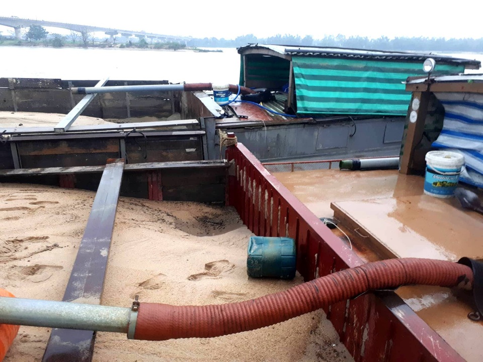 “Phục kích” nhiều ghe hút cát lậu trong đêm mưa lạnh - 1 Ghe có gắn dụng cụ hút cát không phép