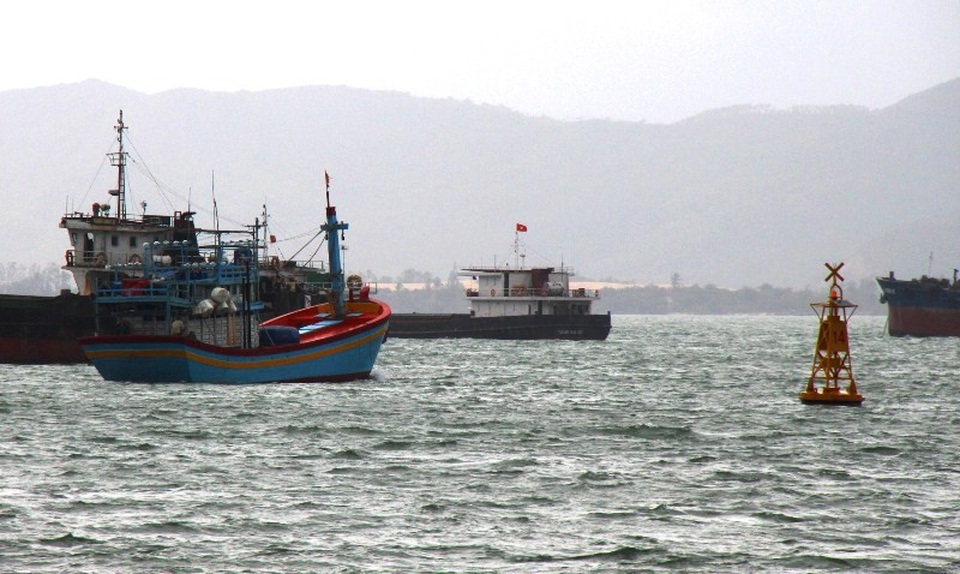 Tàu cá gặp nạn, nghi do đâm vào sà lan chìm dưới biển - 1 Khu vực luồng vào cảng Quy Nhơn - cách phao số 14 đang tồn tại một vật thể lạ” nghi sà lan chìm dưới vùng biển Quy Nhơn khiến nhiều tàu thuyền qua lại bị đâm va.