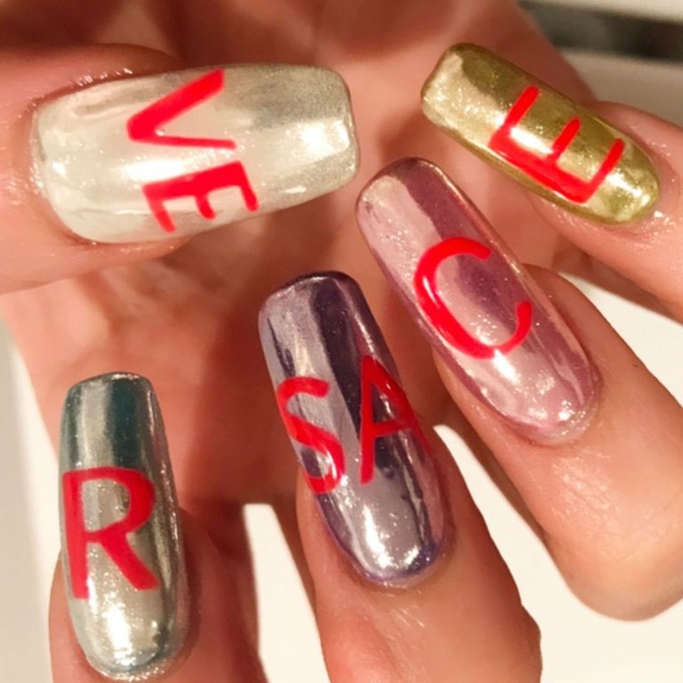 Những màu sơn móng sành điệu cho mùa xuân 2018 - 2
Chữ vẽ trên móng tay