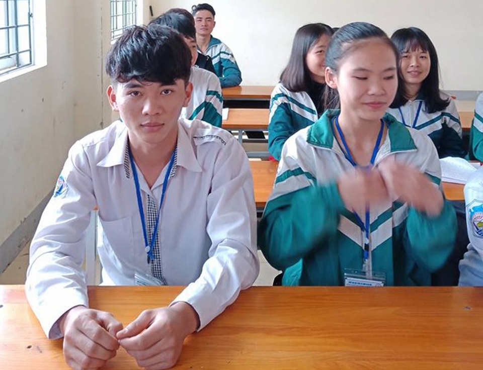 Khen thưởng nam sinh trả lại 30 triệu đồng cho người đánh rơi - 1 Em Nguyễn Xuân Đạt (áo trắng) - Cậu học trò trả lại 30 triệu đồng cho người đánh rơi.