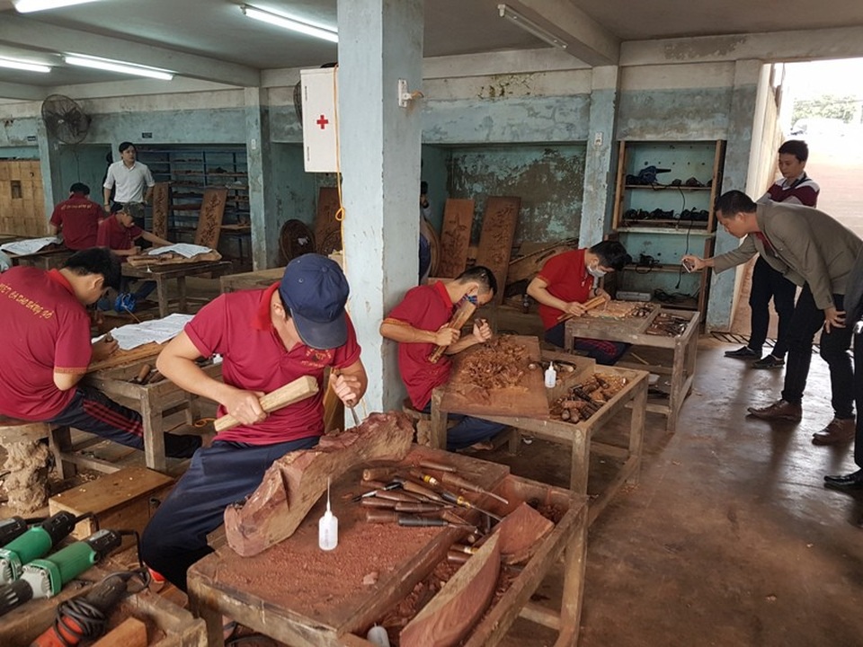 Xúc tiến du lịch sinh thái ở vùng Gò Nổi - 1 Một cơ sở sản xuất gỗ nghệ thuật với hàng trăm lao động, là nơi du khách khám phá khi đến vùng Gò Nổi