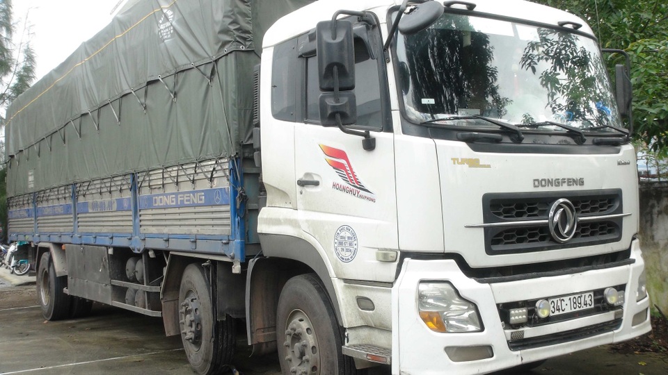 Bắt gần 2 tấn gỗ hương, trắc không giấy tờ - 2 Xe tải đã bị lực lượng chức năng tạm giữ. (Ảnh: QLTT)