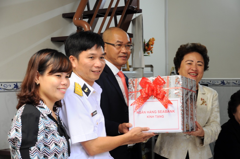 SeABank hỗ trợ sửa nhà cho cán bộ chiến sĩ vùng 2 hải quân - 1 Bà Nguyễn Thị Nga - Chủ tịch HĐQT SeABank trao quà mừng tân gia cho Trung tá Long