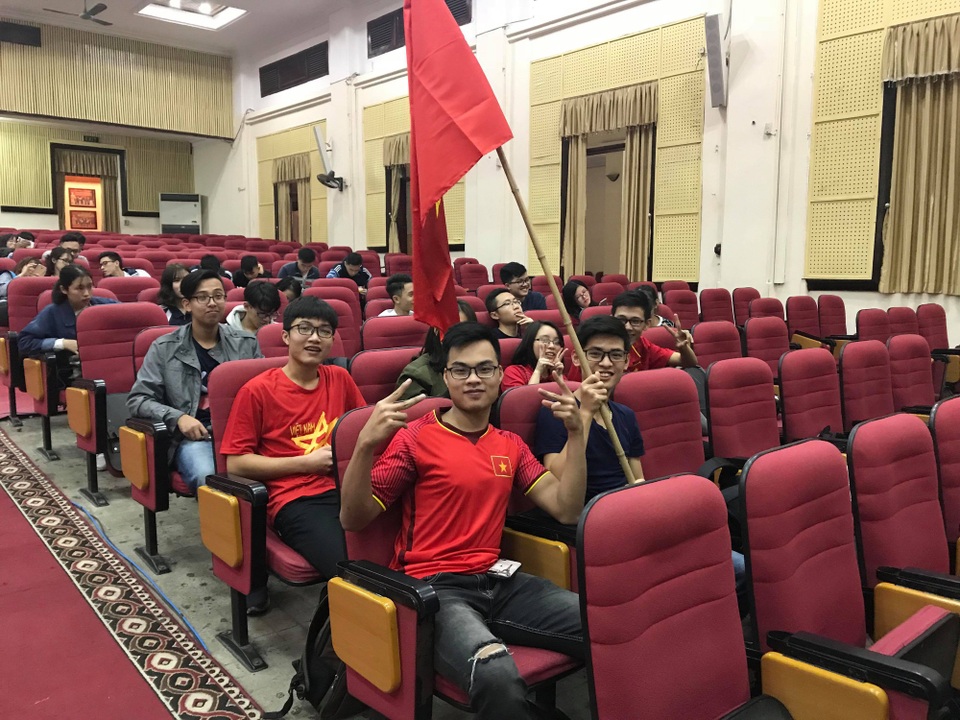 Nóng bừng hội trường, sinh viên nồng nhiệt cổ vũ đội bóng U23 Việt Nam - Qatar - 18 Nóng bừng hội trường, sinh viên nồng nhiệt cổ vũ đội bóng U23 Việt Nam - Qatar - 18