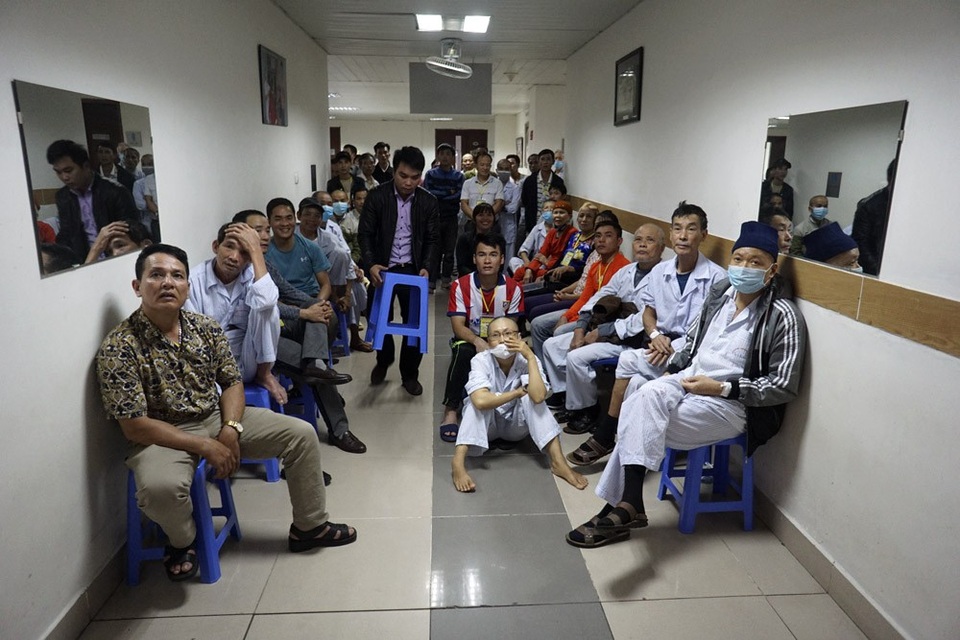 Quên đau đớn, bệnh nhân cùng bác sĩ hết mình cổ vũ U23 Việt Nam - 1 Trong khu vực điều trị bệnh nhân tại khoa Bệnh máu tổng hợp 1, bệnh nhân và người nhà đang theo dõi trận bóng qua màn hình một chiếc TV cỡ lớn.