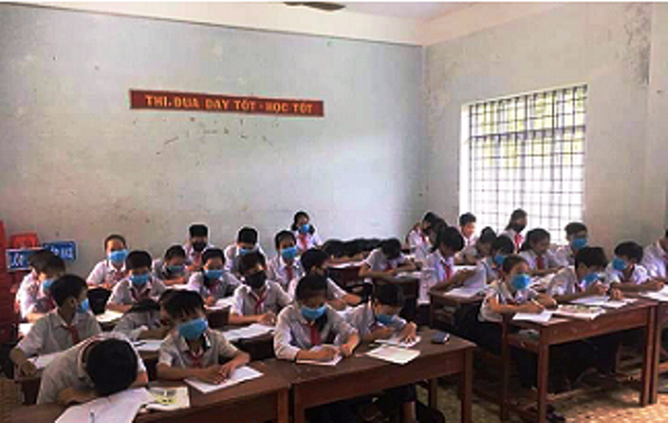 
Hình ảnh học sinh phải đeo khẩu trang ngồi học được lan truyền trên Facebook
