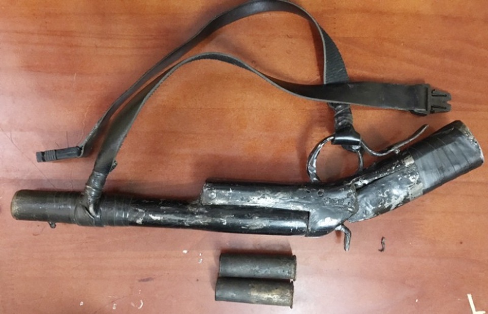 Dùng súng chống trả khi bỏ chạy, 2 đối tượng trộm chó bị đánh thương vong - 2 Khẩu súng tự chế của các đối tượng trộm chó mang theo