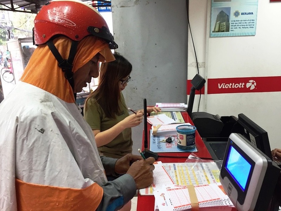 Góp vốn hàng chục triệu đồng để "săn" độc đắc gần 250 tỷ đồng - 1 Góp vốn hàng chục triệu đồng để "săn" độc đắc gần 250 tỷ đồng - 1