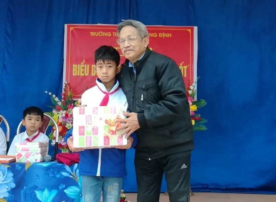Học sinh lớp 5 trả lại hơn 16 triệu đồng nhặt được - 1 Ông Đoàn Thế Toái cảm động trước việc làm của em Lê Hồng Thái