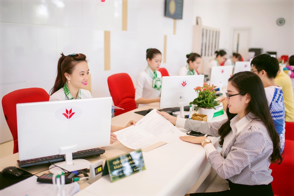 The Asian Banker viết về cuộc chiến khốc liệt trong phân khúc ngân hàng bán lẻ Việt Nam - 1
Sự tăng trưởng ấn tượng của VPBank có được nhờ chiến lược đặt trọng tâm vào bán lẻ với bốn phân khúc: sản phẩm vay tín chấp tiêu dùng, doanh nghiệp vừa và nhỏ, khách hàng tiểu thương và khách hàng cá nhân ở tầng lớp mới nổi.