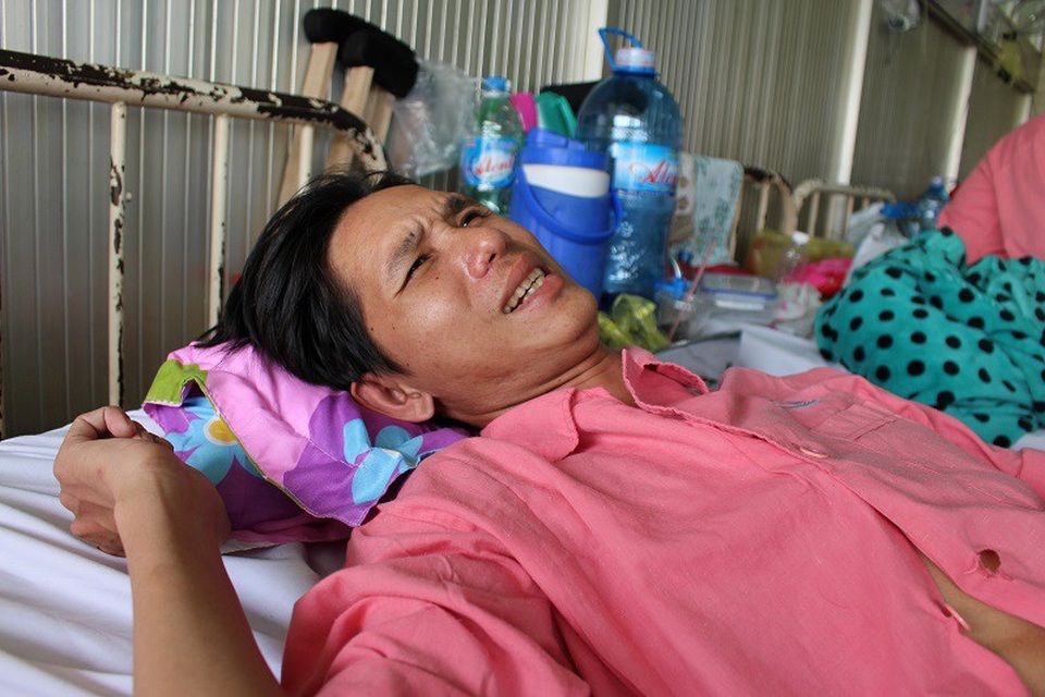 Người cha sống dở chết dở bên những đứa con cơm không đủ no - 4 Minh Luân đau đớn cả thể xác lẫn tinh thần, anh hi vọng sẽ tự đi lại được để có cơ hội nuôi con
