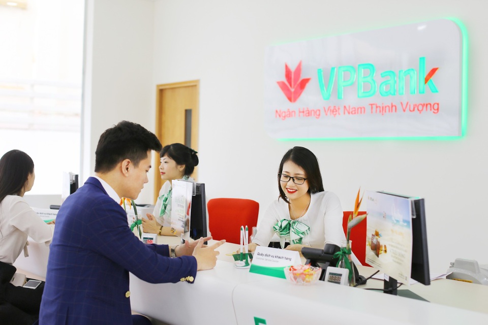 The Asian Banker viết về cuộc chiến khốc liệt trong phân khúc ngân hàng bán lẻ Việt Nam - 2
Khách hàng giao dịch tại VPBank.