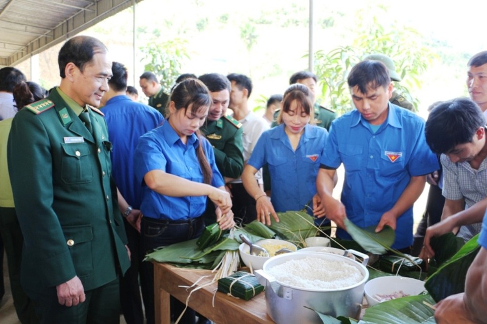 Tết đến sớm với đồng bào biên giới xứ Nghệ - 9 Đoàn thanh niên trên địa bàn, đội viên làng thanh niên lập nghiệp và các chiến sỹ đồn Biên phòng Tam Hợp đã tổ chức thi gói bánh chưng, số bánh gói được đem tặng cho bà con nhân dân tham gia khám, chữa bệnh.