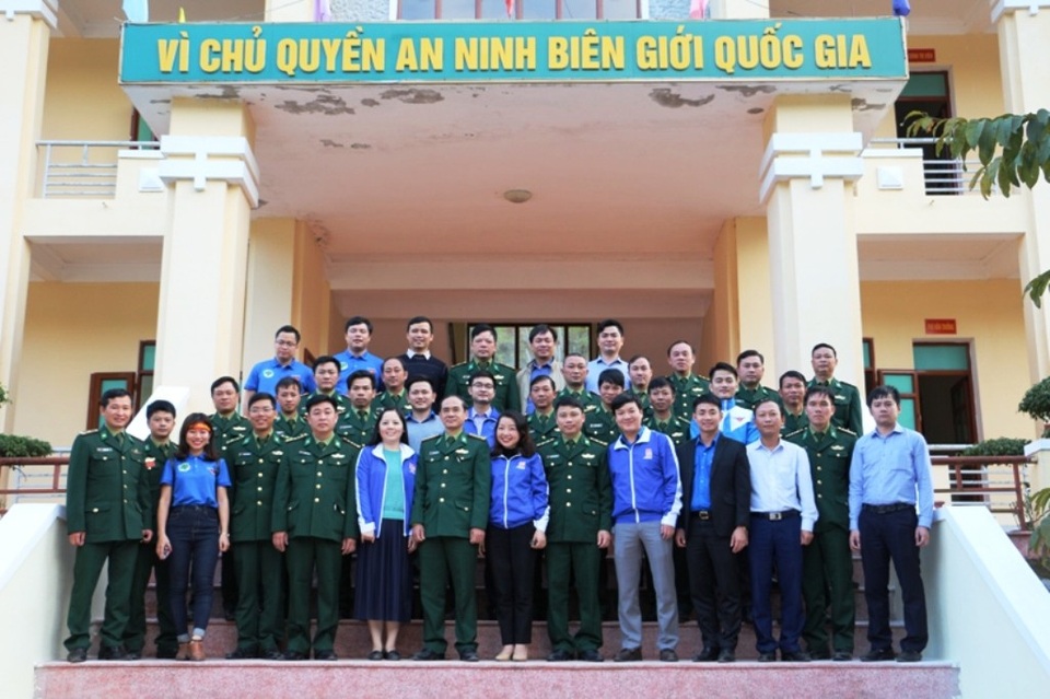 Tết đến sớm với đồng bào biên giới xứ Nghệ - 12 Đoàn chụp ảnh lưu niệm cùng cán bộ chiến sỹ Đồn Biên phòng Tam Hợp.