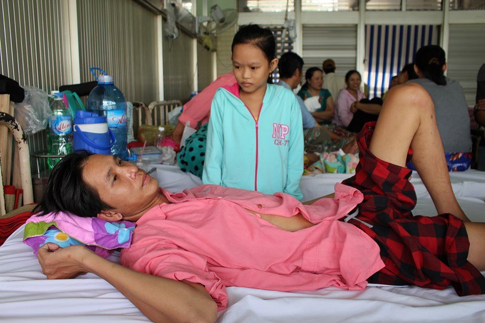 Người cha sống dở chết dở bên những đứa con cơm không đủ no - 2 Bé Ngọc buộc phải nghỉ học để chăm anh, cô bé khao khát được đến trường trở lại