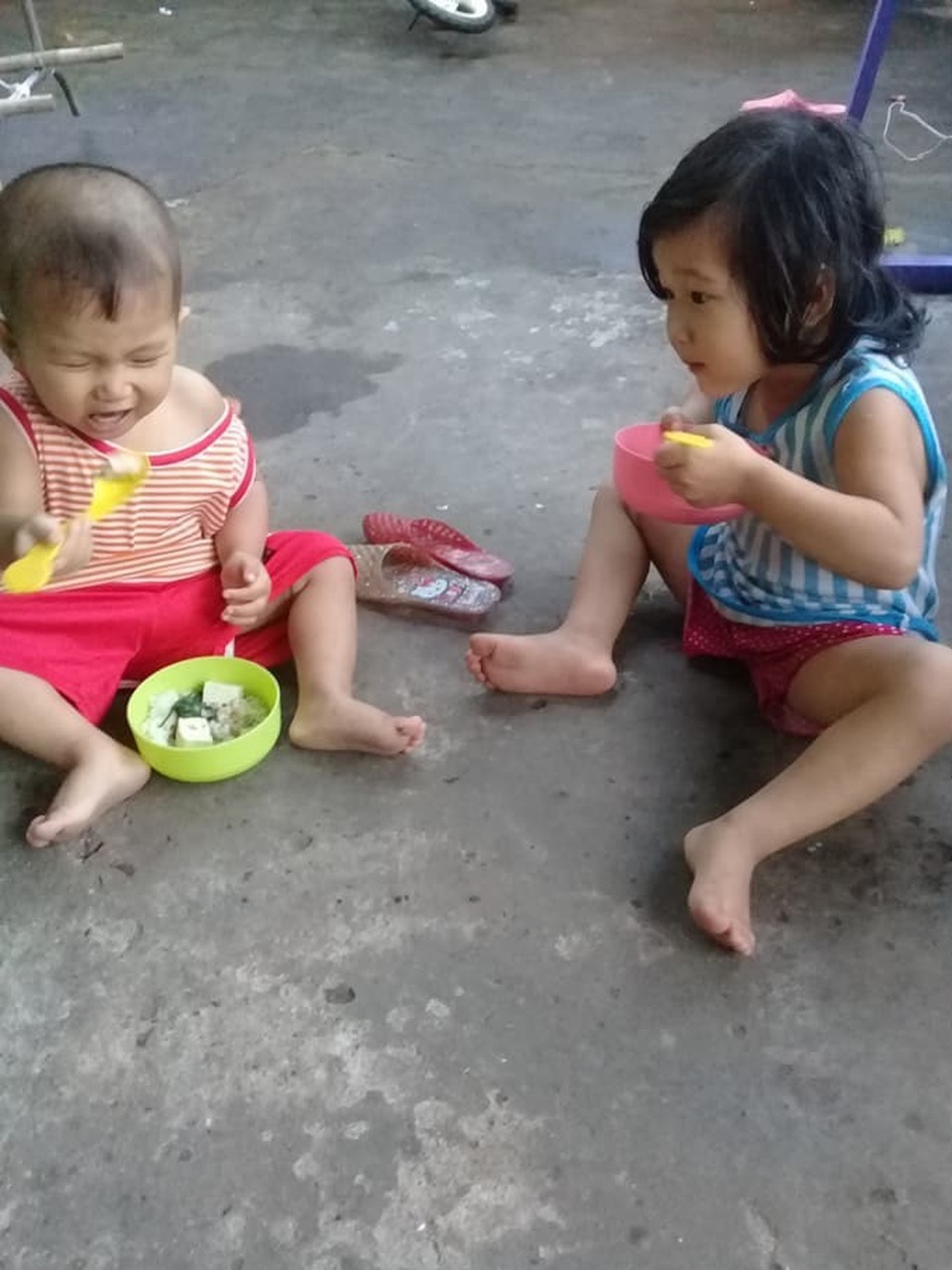 Người cha sống dở chết dở bên những đứa con cơm không đủ no - 3 Hai đứa trẻ với những bữa cơm không đủ no, áo quần cũ rách