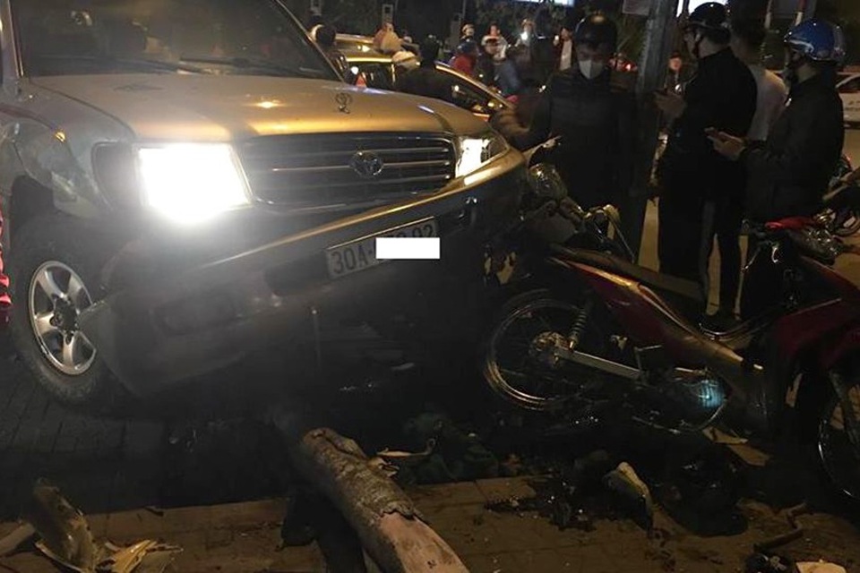 Ô tô 7 chỗ đâm liên hoàn nhiều xe máy trên phố Hà Nội - 2 Có ít nhất khoảng 5 người bị thương phải nhập viện cấp cứu (Ảnh:CTV)