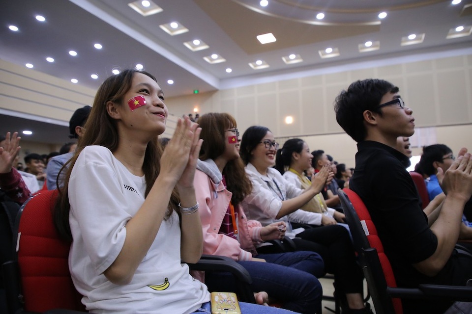 Trường đại học dời lịch thi trong ngày U23 Việt Nam đá chung kết - 4 Đáp ứng nhu cầu của sinh viên, trường ĐH Sư phạm Kỹ thuật TP.HCM thuê thêm màn hình led để chiếu trực tiếp trận chung kết bên ngoài sân trường