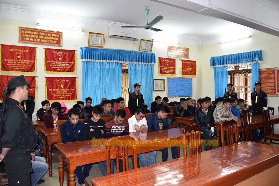 Phá sới bạc “khủng” tại khu nghỉ dưỡng homestay, bắt 38 con bạc - 1 38 đối tượng bị Công an tỉnh Ninh Bình bắt giữ khi đang đánh xóc đĩa tại khu nghỉ dưỡng Tam Cốc homstay (ảnh: Công an Ninh Bình)