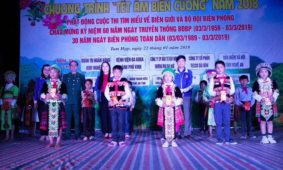 Tết đến sớm với đồng bào biên giới xứ Nghệ - 7 Trao thưởng cho các em học sinh Mông học giỏi.