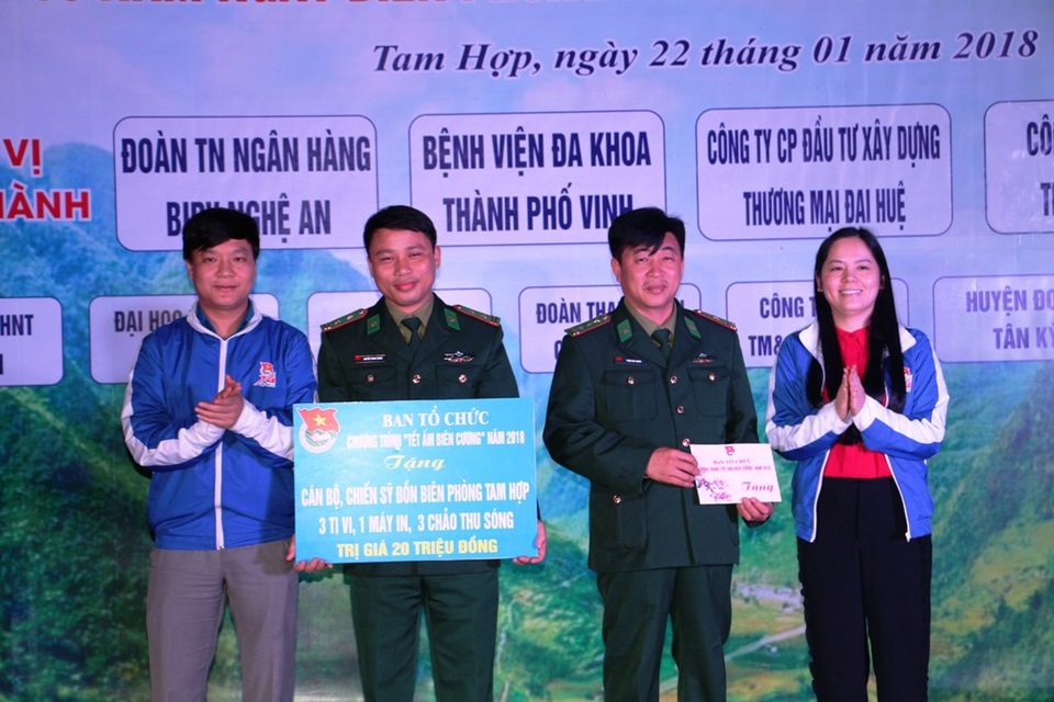 Tết đến sớm với đồng bào biên giới xứ Nghệ - 6 Đoàn cũng trao tặng cho đồn Biên phòng Tam hợp 03 bộ ti vi và chảo thu sóng trị giá 20 triệu đồng, tặng 01 bộ bàn bóng bàn cho Làng thanh niên lập nghiệp biên giới trị giá 10 triệu đồng...