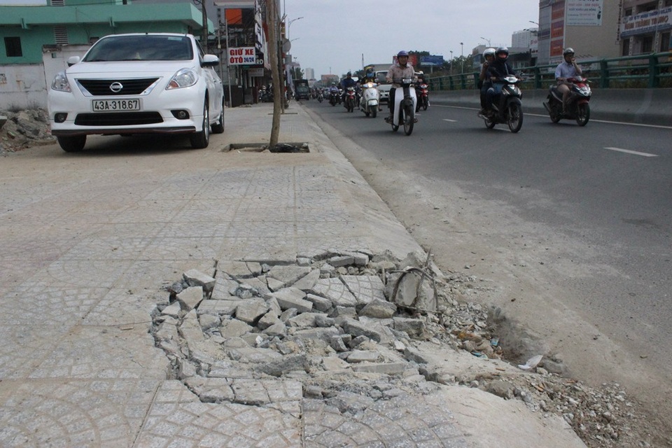 Nhiều tuyến vỉa hè phục vụ APEC mới sử dụng đã hỏng - 1 Sụt lún, nứt vụn trên vỉa hè thuộc đường Điện Biên Phủ ngay bên cạnh Hầm chui Điện Biên Phủ - Nguyễn Tri Phương dù mới hoàn thành cách đây chưa lâu