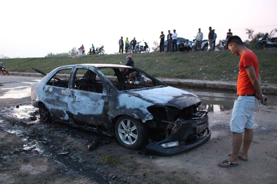 Ô tô đang chạy bỗng bốc cháy dữ dội - 1
Xế hộp đang chạy bỗng bốc cháy dữ dội