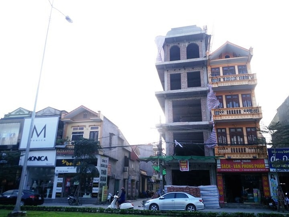 Sau vụ thanh sắt xuyên thủng taxi: “Tử thần” treo lơ lửng khắp phố! - 9 Ngôi nhà 5 tầng này trên phố Đinh Tiên Hoàng đang trong quá trình hoàn thiện, tuy nhiên việc đảm bảo an toàn xây dựng cũng bị xem nhẹ. Nằm ngoài mặt đường, bên cạnh là con ngõ của khu phố nhưng chủ nhân khi xây dựng căn nhà cũng quên che chắn để đảm bảo an toàn cho người dân xung quanh cũng như người đi đường.