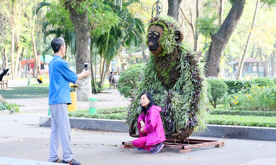 12 con giáp khổng lồ mừng Tết Mậu Tuất tại Hà Nội - 5
Thấy sự xuất hiện thú vị của những con giáp khổng lồ, những người tập thể dục trong công viên Thống Nhất tranh thủ chụp hình lưu niệm.