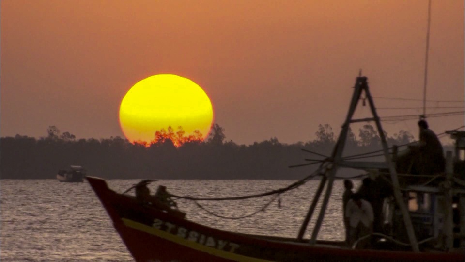 Một trong những địa điểm tuyệt đẹp của Phú Yên là Đầm Ô Loan (H. Tuy An). Nơi đây với vẻ đẹp mộng mơ, lãng mạn đã níu chân vô số khách khi đặt chân đến đây.