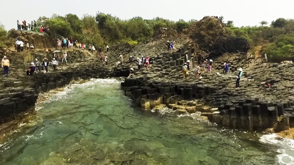 .Ghềnh Đá Dĩa còn có các cách gọi (viết) khác là Gành Đá Đĩa là một danh thắng thiên nhiên kỳ thú về cảnh quan và độc đáo về địa chất ở Việt Nam, thắng cảnh này nằm tại xã An Ninh Đông, huyện Tuy An, tỉnh Phú Yên.