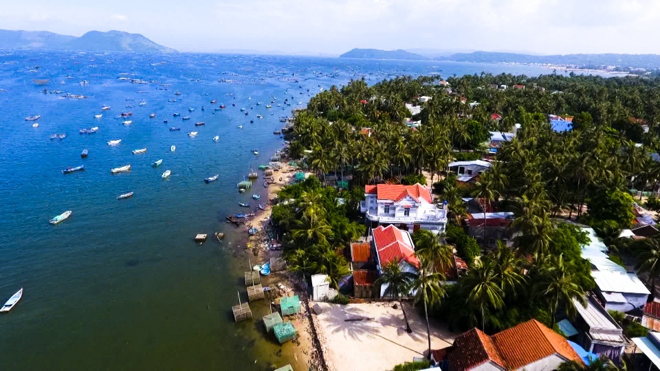 
Vịnh Xuân Đài (TX. Sông Cầu) là một trong những vịnh được các chuyên gia đánh giá là có tiềm năng du lịch lớn nhất nhì miền Trung với cảnh sắc hữu tình, có nhiều đảo, bãi tắm rất đẹp và hoang sơ.
