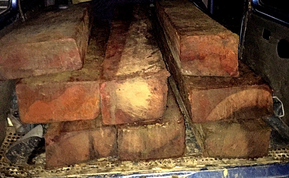 Truy đuổi ôtô khách 16 chỗ chở gỗ lậu lúc rạng sáng - 2 Số gỗ lậu trên xe khách. (Ảnh CSGT Quảng Nam)