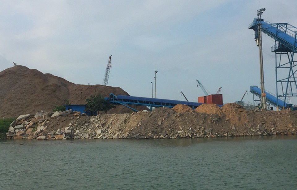 Bình Định: Cảng cá thấp thỏm lo cảng hàng đổ đất đá lấn biển! - 1 Ngư dân và Ban quản lý cảng cá Quy Nhơn cho rằng Công ty CP Tân Cảng Quy Nhơn thi công cầu cảng đổ xà bần xuống nước để làm bãi chứa hàng sẽ ảnh hưởng đến tàu thuyền ra vào khu tránh trú bão.