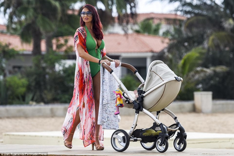 Amy Childs tự tin diện áo tắm sau 8 tháng sinh nở - 3
Amy Childs đang một mình nuôi con gái nhỏ Polly và cô thừa nhận cuộc sống như vậy rất vất vả.