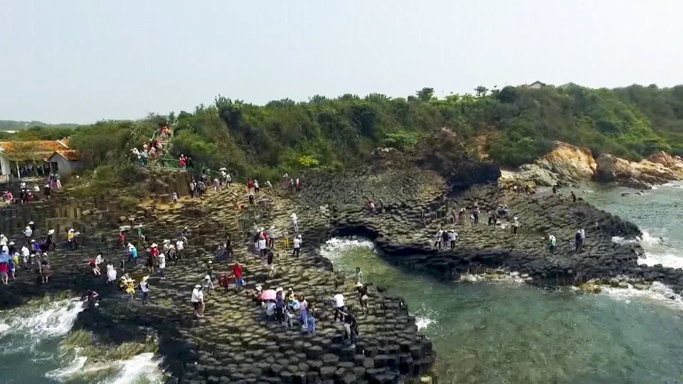 Ghềnh Đá Dĩa là một tập hợp các trụ đá hình lăng trụ xếp liền nhau, hòn nọ nối hòn kia kề với sóng nước. Bãi đá trải rộng san sát nhau chung màu đen huyền bí. Có trụ thẳng đứng, có trụ nghiêng vẹo nhưng vẫn chồng chất tầng tầng trông như chồng bát dĩa nên có tên gọi là Ghềnh Đá Dĩa. Nhìn từ xa, Ghềnh Đá trông giống một tổ ong thiên tạo khổng lồ vô cùng kỳ vĩ.