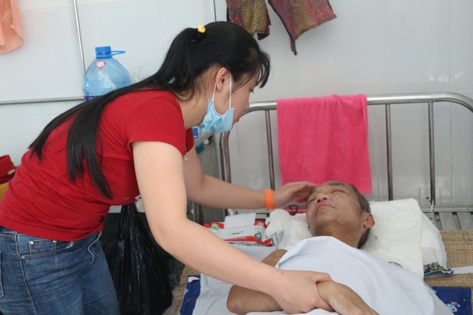Con gái ngã quỵ trước cảnh cha xuất huyết não, sống thực vật - 4 Cô con gái Thảo Linh phải bỏ tất cả công việc để lo cho cha. Nhà chỉ có hai cha con nương tựa nhau mà sống trong cảnh nghèo khó, nên từ ngày ông nhập viện khiến cuộc sống gia đình càng thêm túng quẩn