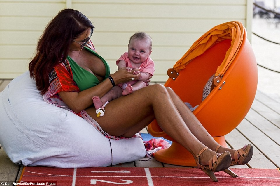 Amy Childs tự tin diện áo tắm sau 8 tháng sinh nở - 5
Sao truyền hình thực tế nổi tiếng xứ sương mù chia sẻ, cô mong bạn trai cũ dành nhiều sự quan tâm hơn cho con gái của họ dù 2 người không còn yêu nhau