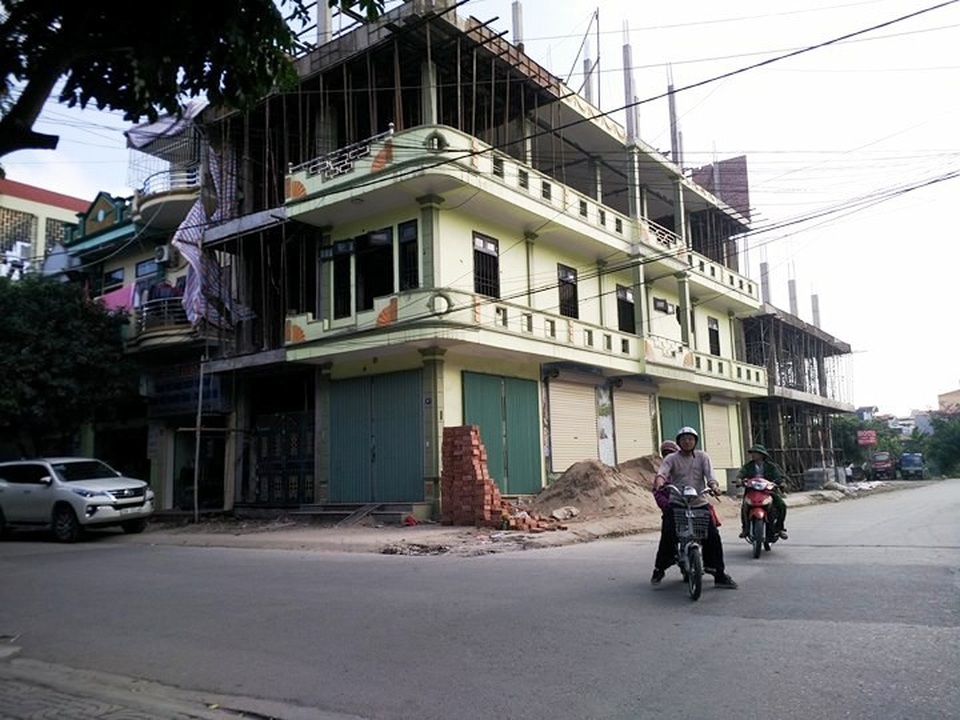 Sau vụ thanh sắt xuyên thủng taxi: “Tử thần” treo lơ lửng khắp phố! - 1
Chiều 24/1, vụ tai nạn hy hữu xảy ra tại ngã tư đường Trần Phú giao đường Hải Thượng Lãn Ông (phường Nam Thành, thành phố Ninh Bình) đã làm một người đàn ông thiệt mạng. Thanh sắt dài khoảng 4m rơi từ tầng 3 tòa nhà đang xây dựng đã đâm thủng nóc xe taxi khiến một hành khách trong xe tử vong. Sau khi vụ tai nạn xảy ra, người dân sống gần hiện trường luôn có cảm giác lo ngay ngáy dù việc xây dựng đã bị dừng lại để phục vụ công tác điều tra.
