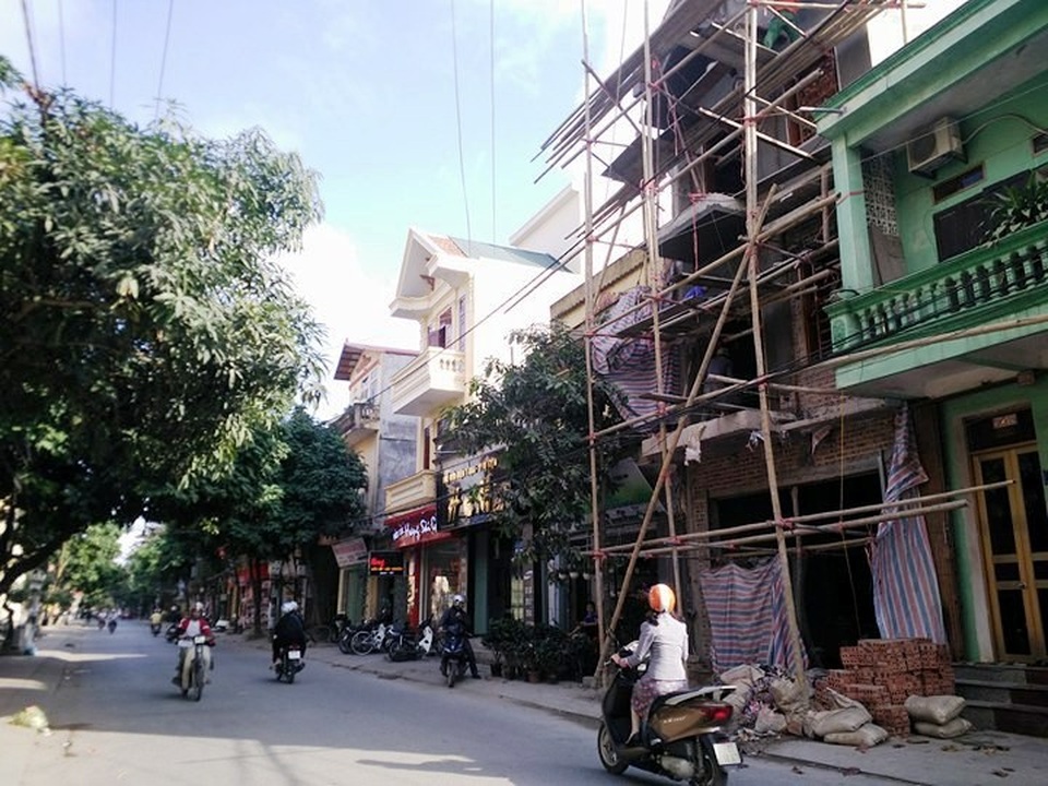 Sau vụ thanh sắt xuyên thủng taxi: “Tử thần” treo lơ lửng khắp phố! - 6 Trên đường Hải Thượng Lãn Ông, một ngôi nhà cao tầng đang được xây dựng, giàn giáo bằng luồng được đóng tràn ra chiếm hết vỉa hè, nguy hiểm hơn khi bộ giàn giáo xây dựng ngôi nhà này chỉ được buộc với nhau rất sơ sài. Người đi bộ trên vỉa hè đã bị ngôi nhà này chiếm dụng lối qua lại khi bày hết vật liệu khắp nơi. Dưới lòng đường, nhiều người khi đi qua đây cũng không khỏi khiếp sợ về độ an toàn từ ngôi nhà đang xây này, giàn giáo tre, luồng lởm chởm khắp nơi trên đầu ai có thể dám chắc sự cố không xảy ra.