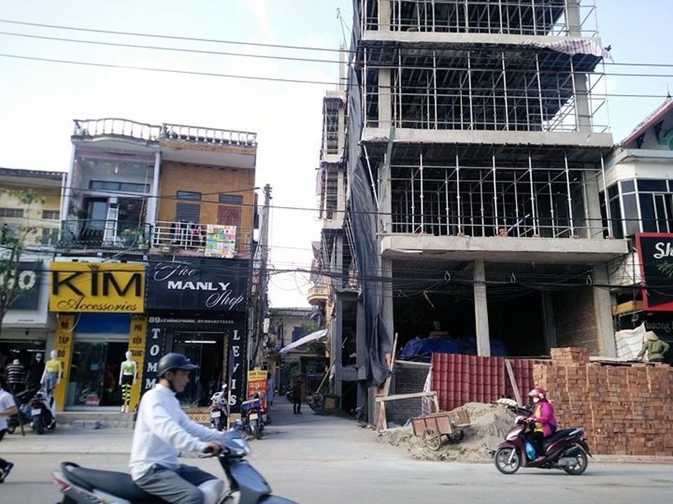 Sau vụ thanh sắt xuyên thủng taxi: “Tử thần” treo lơ lửng khắp phố! - 8 Nằm ngay tại khu phố trung tâm, không chỉ mất an toàn trong xây dựng, chủ nhân của ngôi nhà còn để vật liệu tràn hết xuống vỉa hè chiếm dụng hết lối đi bộ gây mất mỹ quan đô thị. Người dân thắc mắc, cơ quan chức năng thành phố Ninh Bình ở đâu khi để cho việc xây dựng nhà của người dân mất an toàn xây dựng, gây mất trật tự đô thị, vệ sinh môi trường và an toàn giao thông.