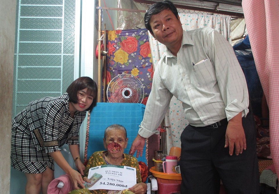 Nhà báo Phạm Tâm- Phó trưởng VP Đại diện báo Dân trí tại ĐBSCL cùng ông Nguyễn Trung Dân, Phó Chủ tịch UBND phường 8 trao số tiền 54.280.000 đồng cho cụ bà Triệu Nhịn