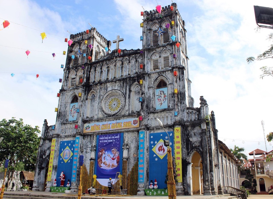 Nhà thờ cổ Mằng Lăng huyện Tuy An, tỉnh Phú Yên đây là nhà thờ được xây dựng cách đây khoảng 125 năm. Công trình được thiết kế theo lối kiến trúc Gothic với nhiều hoa văn trang trí hài hòa, giản dị nhưng tôn nghiêm; điểm cao nhất nhà thờ là hai tháp chuông, chính giữa là thập tự giá