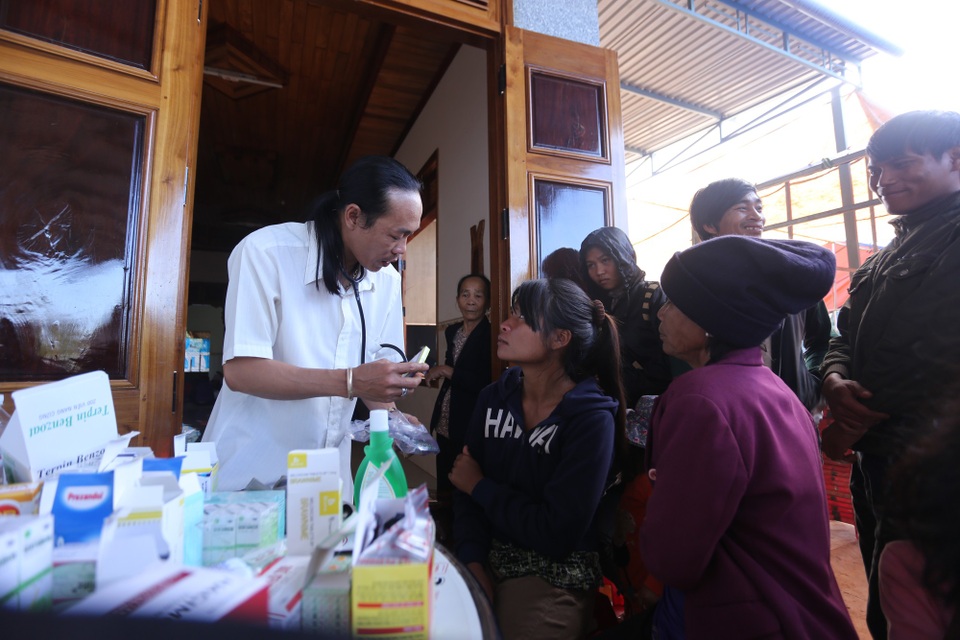 Khám, phát thuốc miễn phí cho bà con đồng bào Jrai - 1 Khám, phát thuốc miễn phí cho bà con đồng bào Jrai